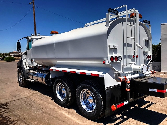 2014 CAT CT660 with New Maverick 4000 Gallon Water System