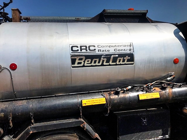 1998 Ford Louisville with 1,300 Gallon Bearcat CRC Computerized Spreader Unit Asphalt 